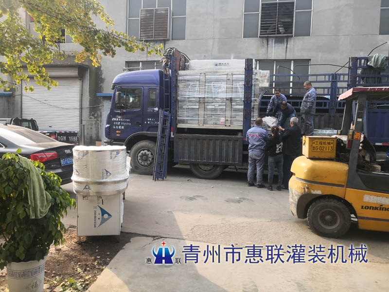 河南車用尿素灌裝機(jī)發(fā)貨現(xiàn)場